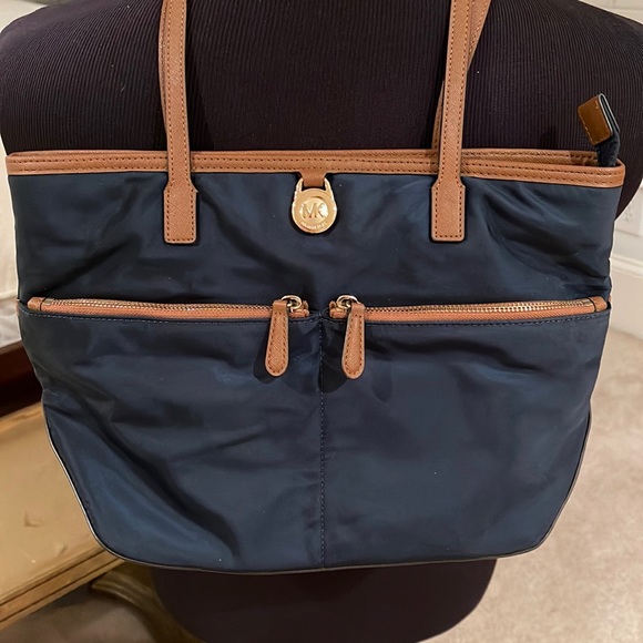 Michael Kors Handbags - SALE 🔥Very nice MK bag. Navy blue